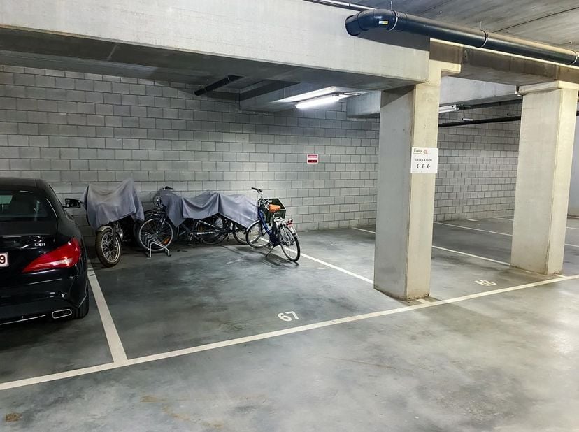 Place de garage à vendre dans le centre de Diest, sous la maison de repos « Ezeldijk ».<br />
<br />
La place se trouve au niveau -1 et a une superfic