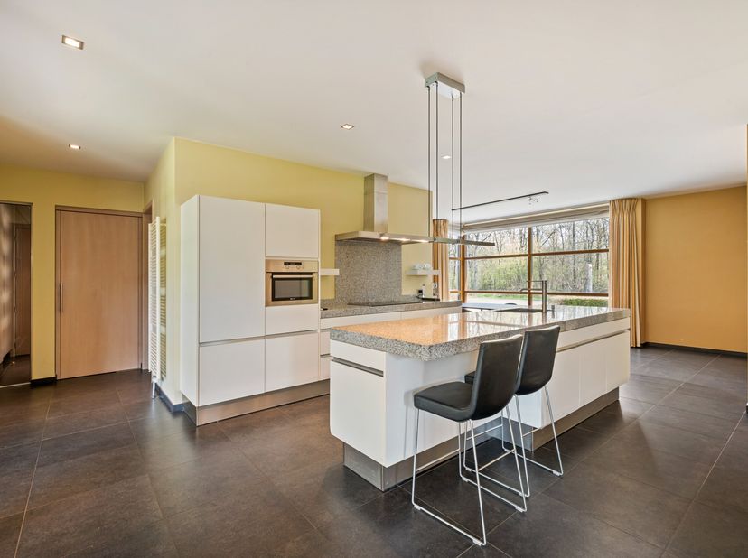 Magnifique villa moderne dans un cadre rural et résidentiel à Achel sur un terrain de 1.240 m² avec un beau jardin aménagé. Salon lumineux et conforta