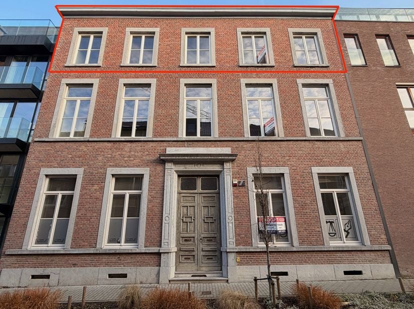 Stijlvol nieuwbouwappartement van 180 m² met veranda en privatieve tuin in hartje Sint-Truiden.<br />
In één van de meest gegeerde straten van het cen