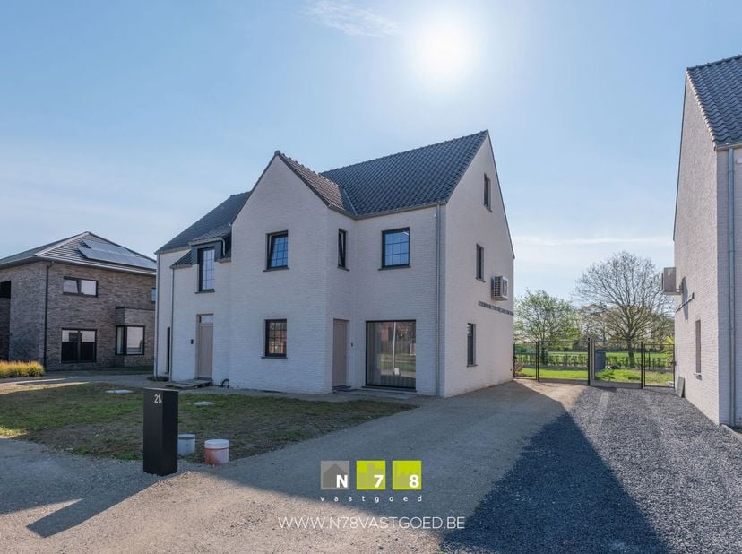 HALF-OPEN NIEUWBOUWWONING MET 3 SLAAPKAMERS OP EEN PERCEEL VAN 3A 71CA TE OPITTER<br />
TROEVEN<br />
- Instapklare nieuwbouwwoning.<br />
- Gelegen i