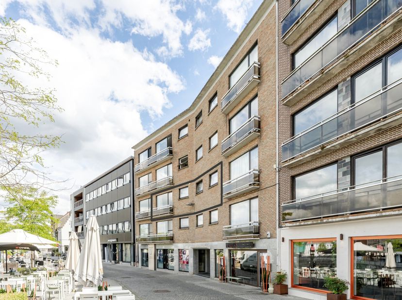 Dit aangename appartement is gelegen op de 2e verdieping en geniet van een prachtig uitzicht over de Leie met zicht op de Broeltorens. De ligging aan