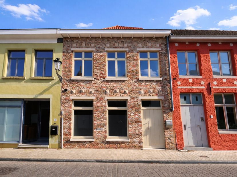 Verzorgde woning bestaande uit een kantoor- of handelsruimte op het gelijkvloers en een knap duplex appartement op de verdieping. Centraal gelegen in