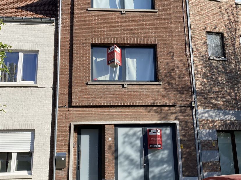 Veelzijdig investeringspand met handelsruimte en duplex-appartement in hartje Sint-Truiden<br />
<br />
Op zoek naar een slimme investering op een t