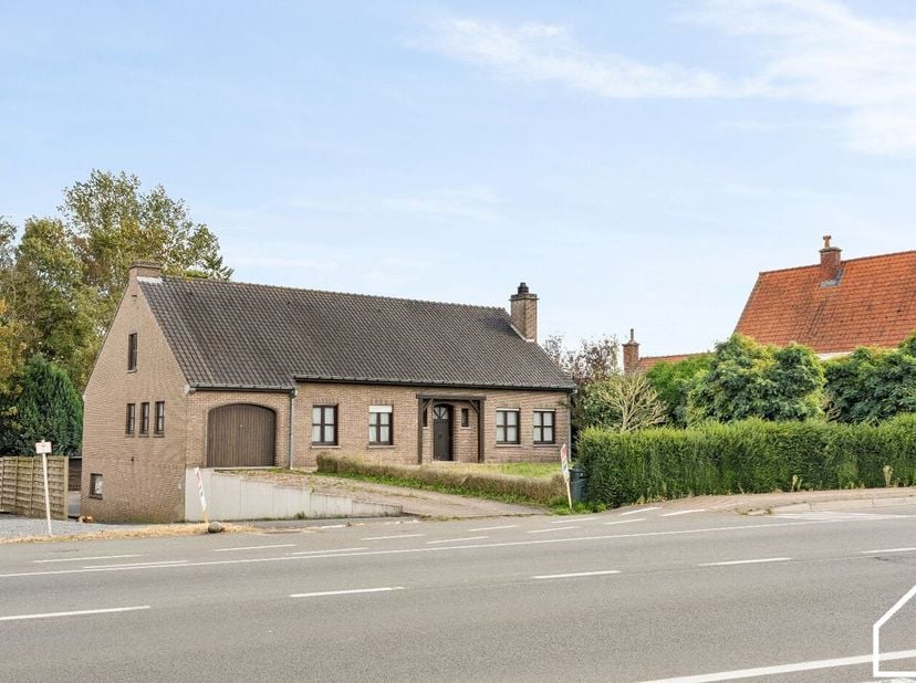 Deze op te frissen woning met 3 SLPKS (mogelijkheid 4/5), 2 garages, grote tuin en volledig onderkelderd biedt veel mogelijkheden.<br />
<br />
ONTDEK