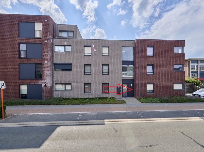 Op zoek naar een ruim en instapklaar appartement op een toplocatie? Dan is dit lichtrijke appartement met drie slaapkamers, een garagebox, twee boveng