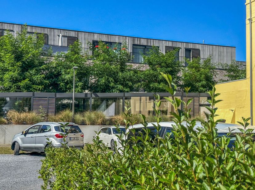 Zonnige assistentiewoning met breed zonneterras. Op wandelafstand van het centrum van Koksijde-Bad. Het appartement bestaat uit: inkom met apart toile