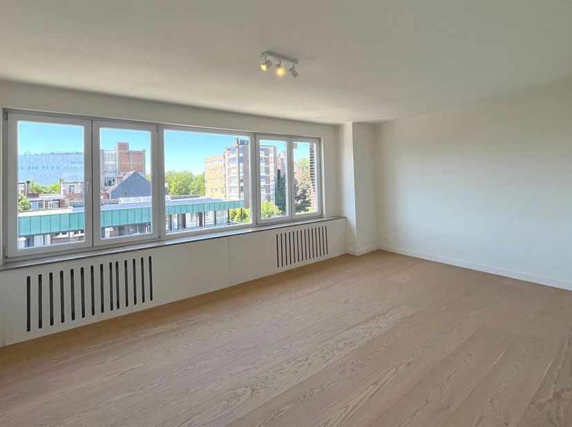 In dit volledig gerenoveerd &amp; energiezuinig appartementsgebouw zijn er 8 appartementen &amp; 4 garageboxen met bijhorende autostaanplaatsen beschikbaar. <