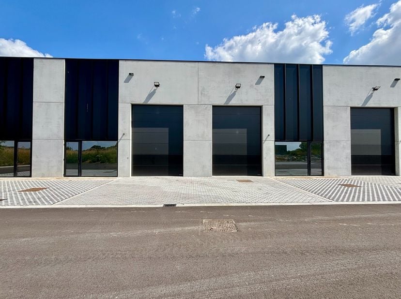 Instapklare/flexibele casco nieuwbouw bedrijfsruimte te huur, gelegen in het wetenschapspark QUALITIS in Enghien, vlakbij de A8-E429 en strategisch tu