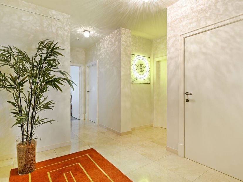 Instapklaar lichtrijk appartement met 2 slaapkamers en terras<br />
Ligging<br />
Dit aangename appartement is gelegen op het gelijkvloers van een goe
