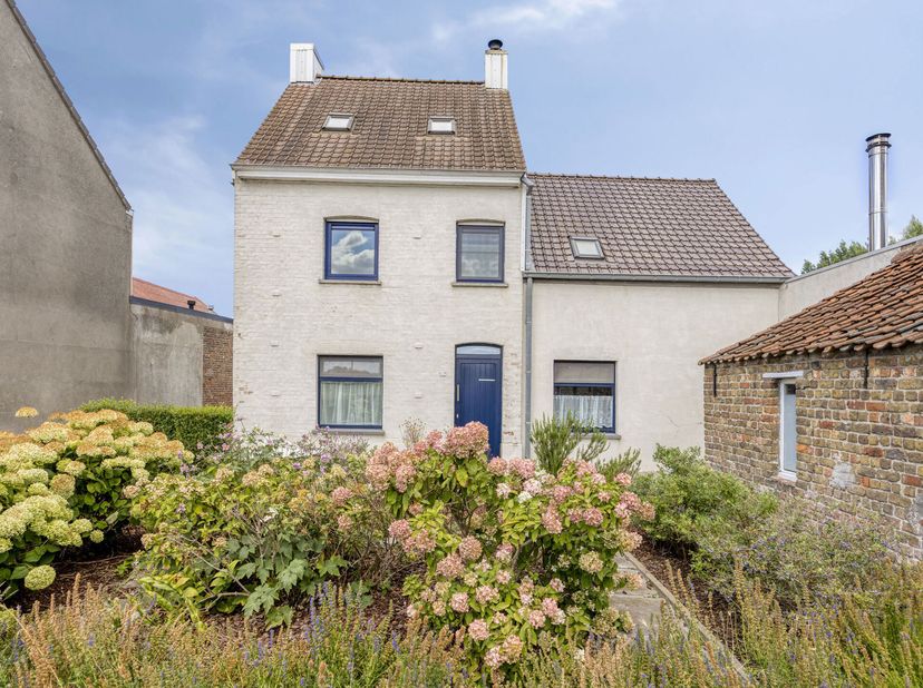 Op zoek naar ruimte, rust en mogelijkheden? Deze goed onderhouden woning is gelegen op een ruim perceel van maar liefst 3.445 m², in een rustige en la