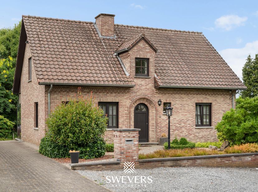 Voor meer info en foto’s, surf naar www.swevers.be – Welkom in deze charmante open bebouwing in fermettestijl aan de Kuipershofstraat 10 in Houthalen-