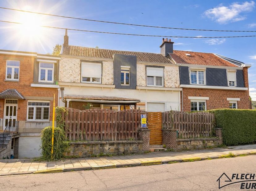 Flech'Euro vous fait découvrir aujourd'hui cette maison 3 chambres. Cette bâtisse se compose de la manière suivante, au rez: un hall d'entrée desserva