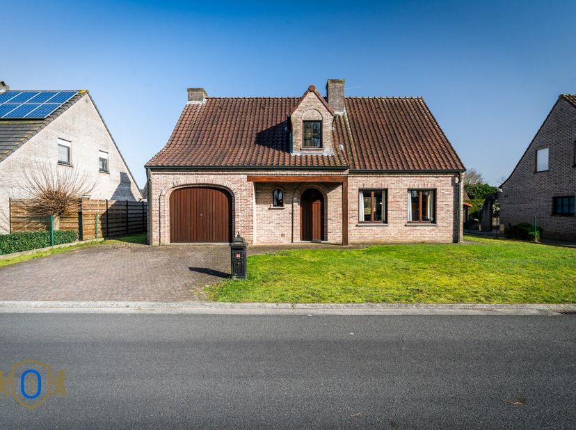 Geflankeerd aan de rand van het kanaal Gent-Brugge werd deze charmante villa destijds neergepoot. De royale woonvertrekken (186 m2 bew opp)  in combin