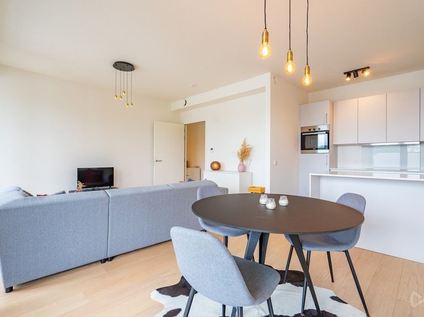Lumineux appartement avec une chambre au 4ème étage du bâtiment Oxygen. Il est situé à proximité de nombreux restaurants, supermarchés, transports en