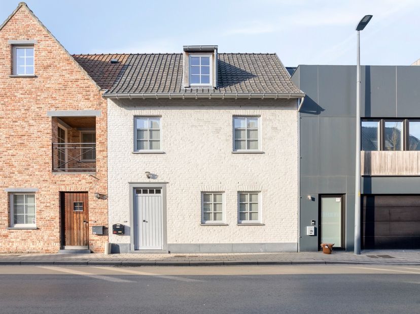 Nabij het centrum van Staden stellen we u deze&amp;nbsp;instapklare en recente woning&amp;nbsp;voor. Deze gesloten bebouwing werd opgericht in&amp;nbsp;2016 en be