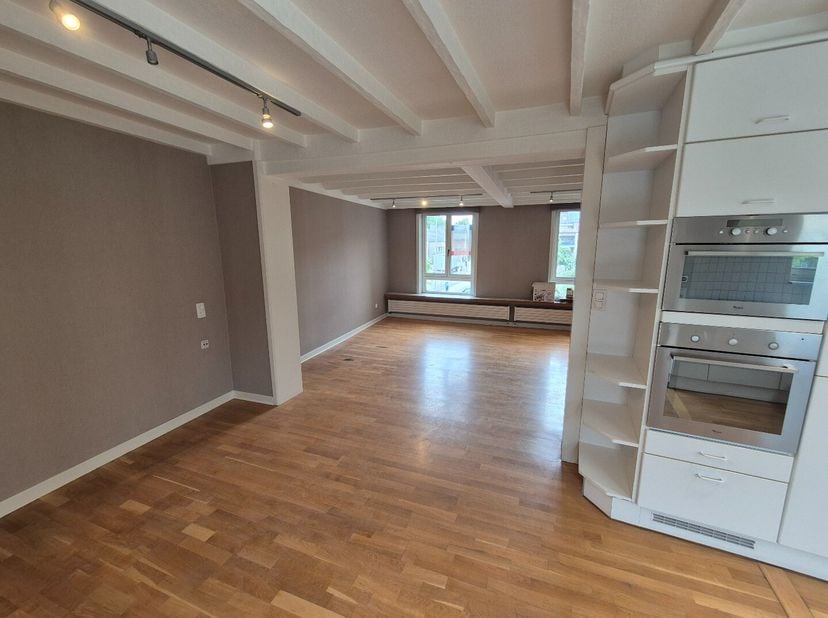 Op de eerste verdieping, midden in het centrum van Kortessem, bevindt zich dit ruime en instapklare appartement.<br />
Het appartement beschikt over e