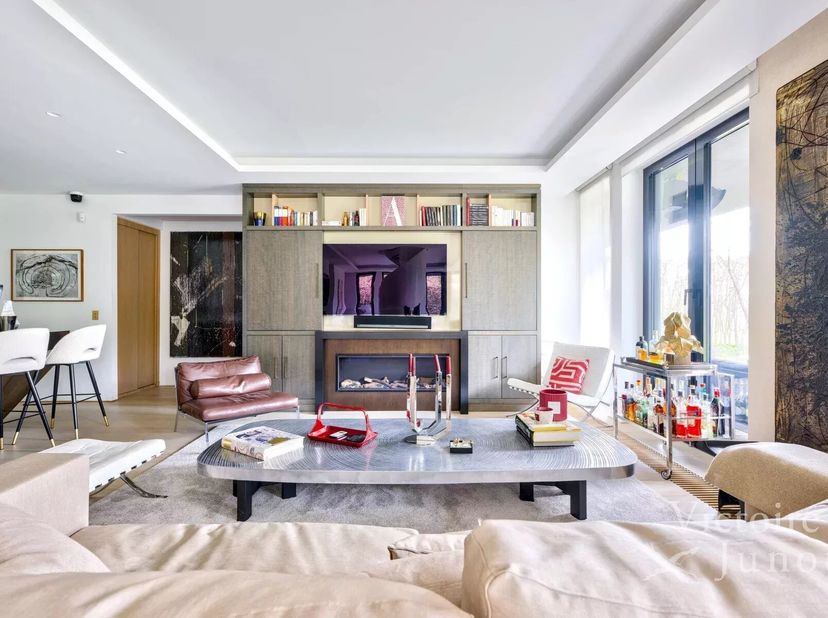 Gelegen in een beveiligd domein van 1,5 ha in de wijk Hamoir, prachtig duplex op de begane grond met een oppervlakte van ± 338 m², aangevuld met terra