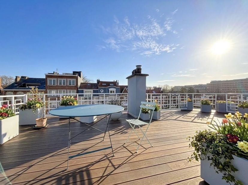 Barnes presenteert dit uitzonderlijke, volledig gerenoveerde penthouse met een prachtig dakterras van meer dan 60m2<br />
Gelegen aan de zeer gewilde
