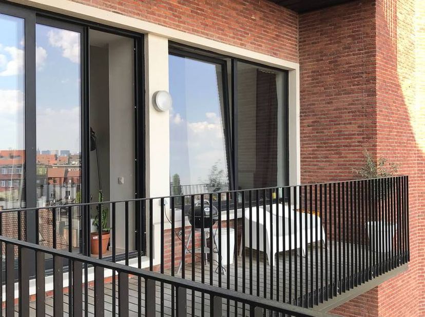 Loft-appartement (75m²) met één slaapkamer te koop in een voormalig fabrieksgebouw gelegen te Anderlecht. Het gebouw werd omgevormd naar lofts en opge