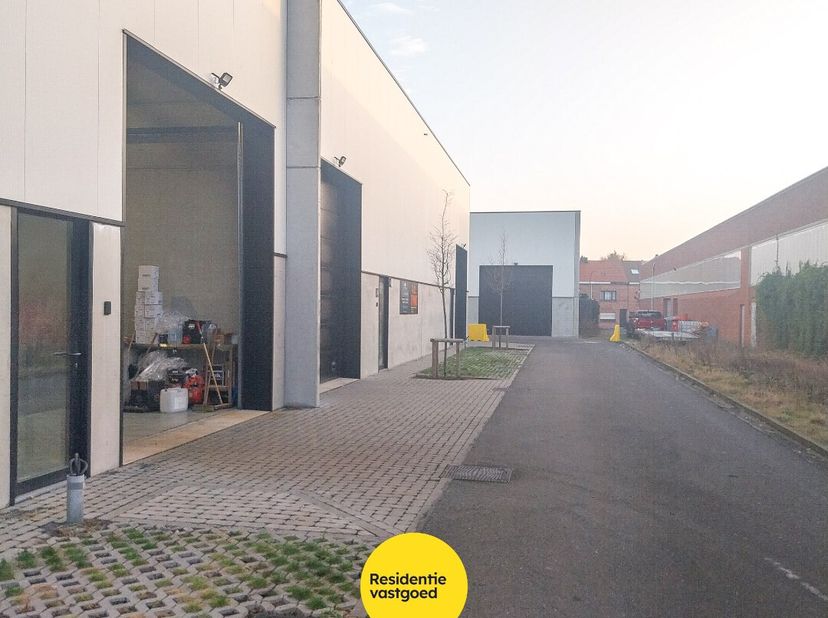 In het bedrijvenpark Westpoort te Zwijndrecht bevindt zich deze praktische en goed uitgeruste loods van ongeveer 170 m². De loods is zeer vlot bereikb