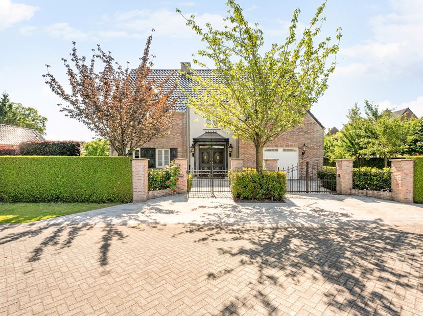 Deze uitzonderlijk verzorgde villa bevindt zich in een rustige en gegeerde woonomgeving in Ravels-Eel. De woning werd met oog voor detail onderhouden