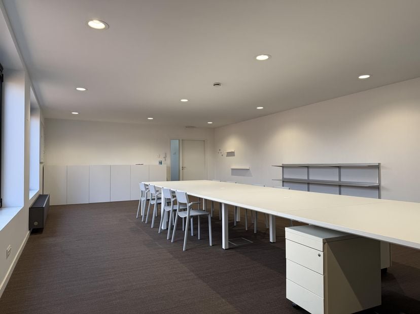 Op zoek naar een kantoorruimte die meer biedt dan alleen vier muren? Deze open werkruimte van ca.&amp;nbsp;70 m²&amp;nbsp;laat toe om meerdere werkeilanden te