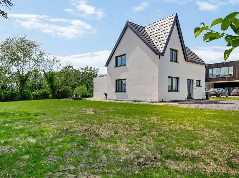 Op een centrale locatie te Heist-op-den-Berg bevindt zich deze recent gerenoveerde woning met 4 slaapkamers en zonnige tuin. U bevindt zich hier vlakb