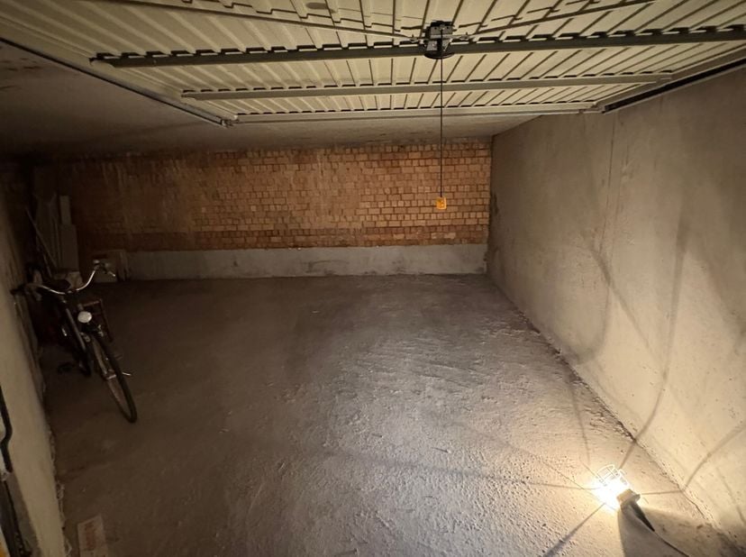 Ce double garage intérieur dune surface de 26,42 m² offre un espace de stationnement et de rangement pratique et polyvalent. Le garage convient pour u