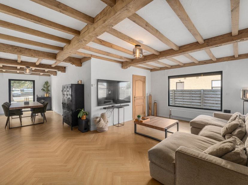 Droom je van een woning waar rust, ruimte en karakter samenkomen? Dan is deze prachtige halfopen bebouwing aan de rand van Eeklo precies wat je zoekt.