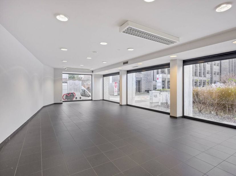 La grande vitrine côté rue offre une visibilité maximale aux passants et aux clients potentiels. Le rez-de-chaussée est complètement ouvert et peut êt