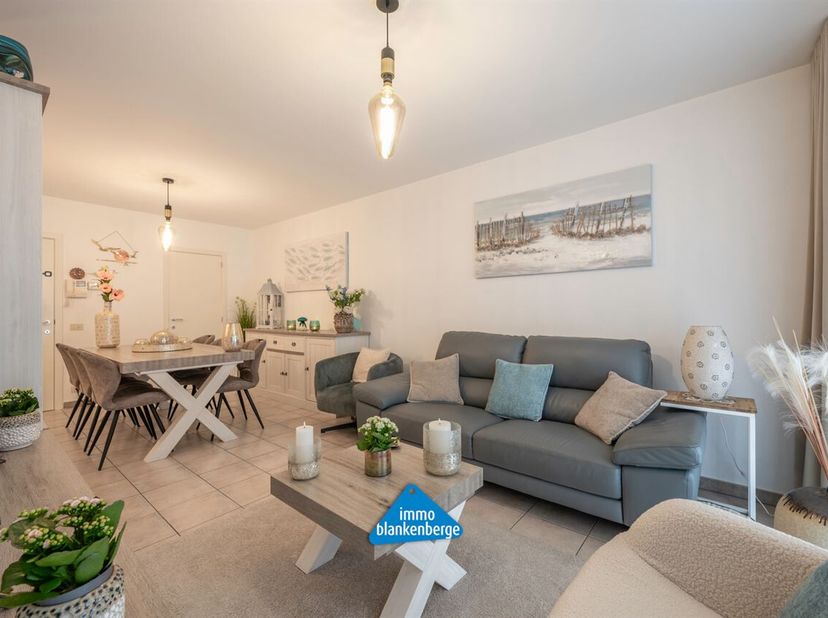 Welkom in dit stijlvolle gelijkvloers appartement in de geliefde Residentie Marie Antoinette, op slechts enkele stappen van de zeedijk en het strand.