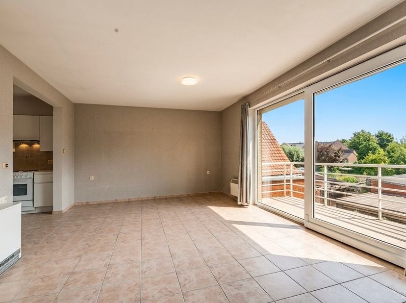 In de Ieperstraat in Staden, treffen we dit 2 -slaapkamer appartement op de eerste verdieping van het gebouw, gelegen in het centrum van Staden, op wa