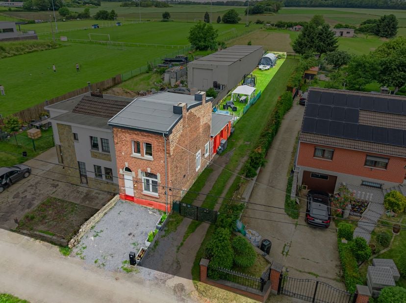 Découvrez cette maison 3 façades de 2 chambres à rafraîchir, idéalement située dans une rue calme et bénéficiant d’un vaste jardin orienté sud-ouest,