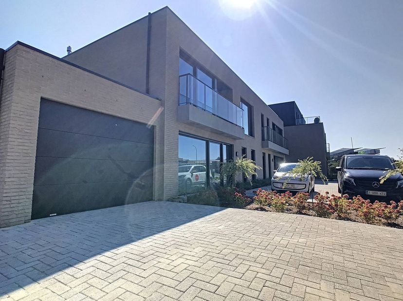 Erkende assistentiewoning te koop in Hoogstraten die bewoners toelaten beschermd en zelfstandig te wonen!<br />
<br />
INDELING:<br />
- inkomhal met