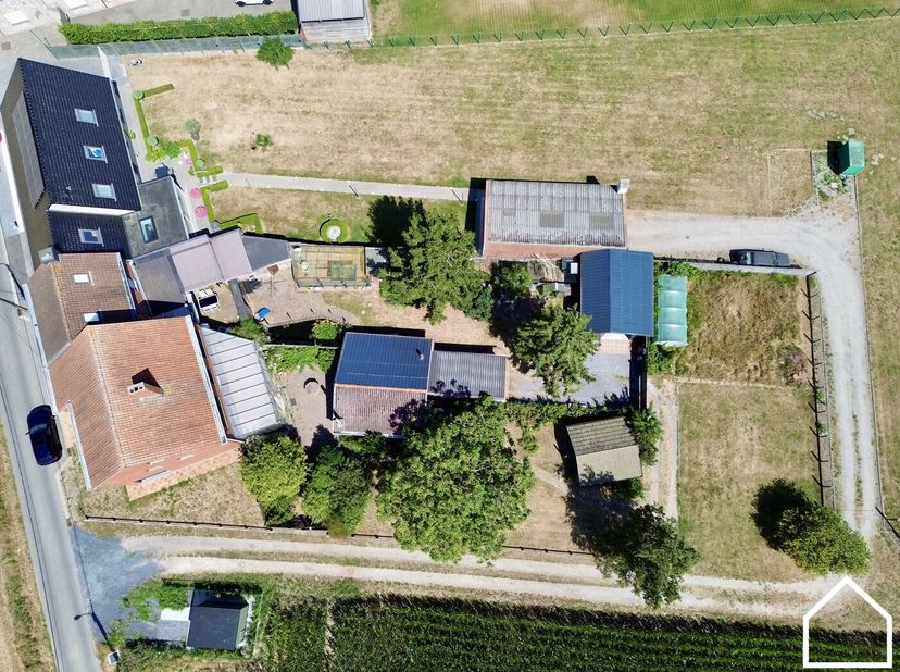 Ontdek deze ruime, karaktervolle woning met 4 slaapkamers, een garage en een prachtige tuin, rustig gelegen in een rustige omgeving<br />
<br />
ONTDE