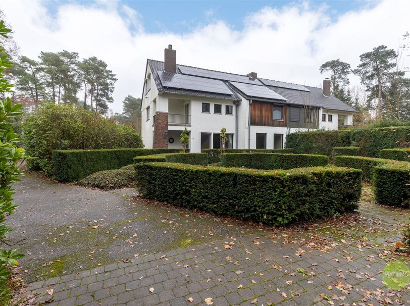 *** IN OPTIE ***<br />
<br />
Halfopen woning met 5 slaapkamers én zwembad in bosrijke omgeving<br />
 <br />
Welkom in dit indrukwekkende familie