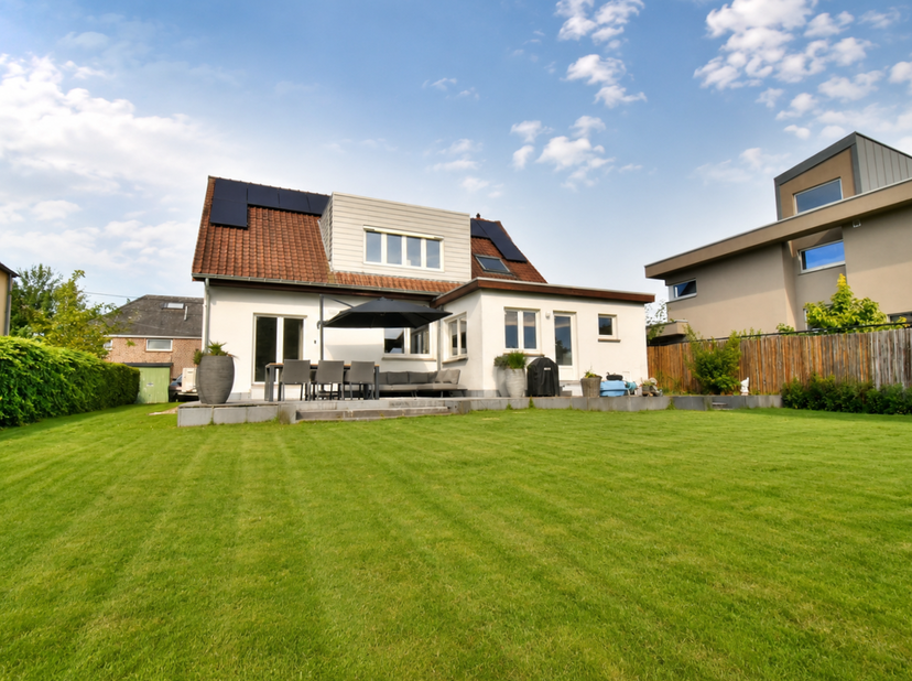 Villa récemment rénovée idéalement située dans un quartier résidentiel et calme à quelques minutes de la Brusselsesteenweg avec un accès direct vers B
