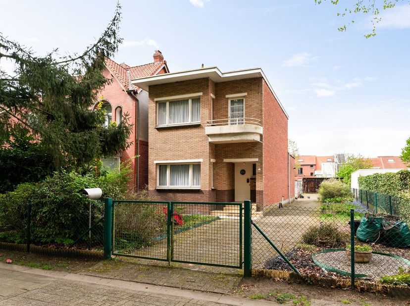 Ligging: Deze halfopen bebouwing is gunstig gelegen in een groene omgeving, nabij het centrum van Brasschaat met winkels, scholen en openbaar vervoer