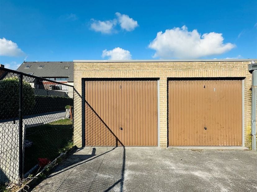 Ce garage bénéficie d'un emplacement très pratique à Oostkamp, dans la Brugsestraat. <br />
Le garage est facilement accessible et équipé d'une porte