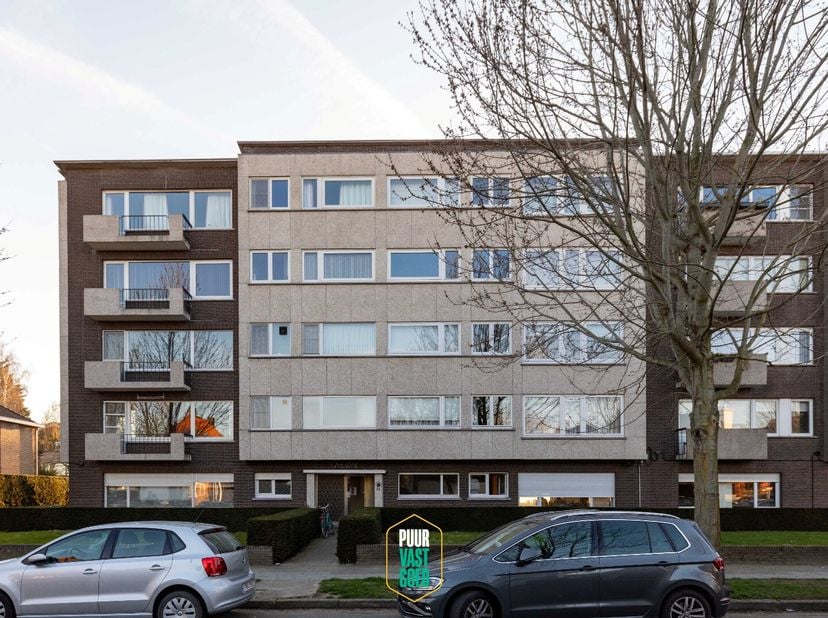 Dit vernieuwd appartement op de begane grond is zeer gunstig gelegen tussen expressweg en invalswegen op wandelafstand van winkels, scholen en openbaa