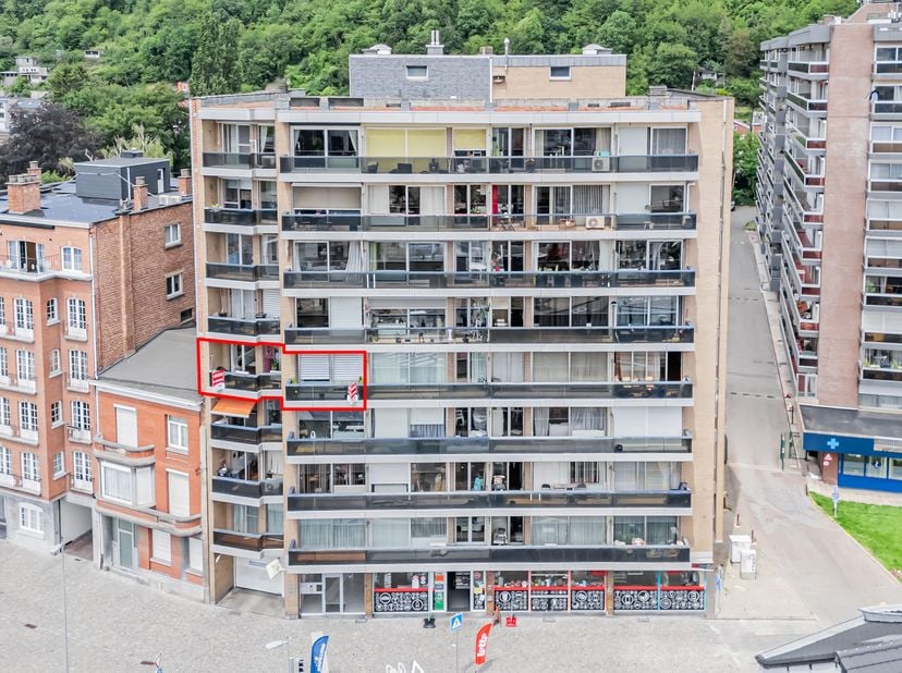 Idéalement situé face à la gare du tram de Coronmeuse, appartement au 4ème étage d'un immeuble en comportant 8, à moderniser, comportant 2 chambres, 3