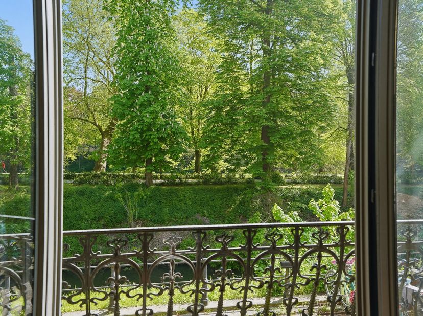 In een groene, residentiële omgeving net buiten de historische binnenstad van Brugge bevindt zich dit uitzonderlijk gerenoveerd burgerhuis (1908), waa
