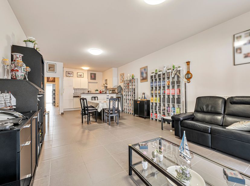 Gelijkvloers appartement met 2 slaapkamers te huur in Wevelgem!<br />
We komen binnen via de inkomhal van het gebouw die rechtstreeks toegang geeft to