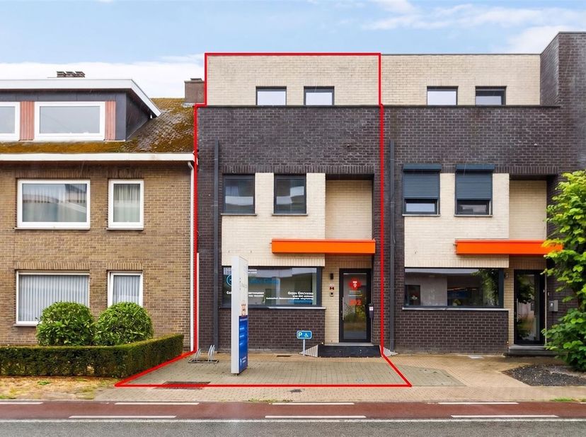 Deze verrassend ruime woning werd recent gebruikt als privépraktijk, maar behield grotendeels haar oorspronkelijke woonindeling. Hierdoor kan het pand