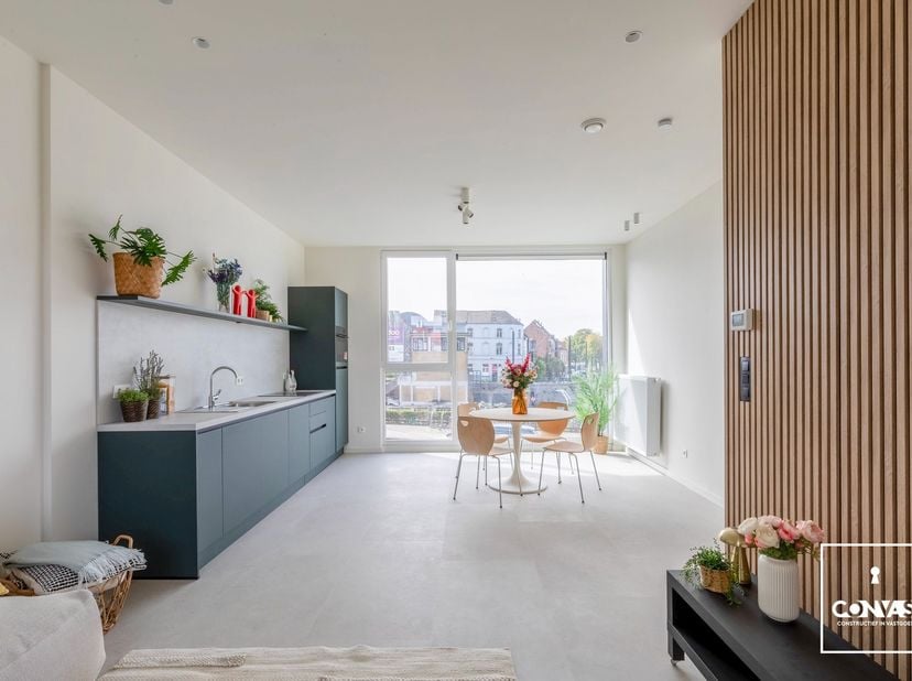 Deze pas gerenoveerde en stijlvolle woning beschikt over&amp;nbsp;drie slaapkamers, twee badkamers en ligt vlakbij Dok-Noord, op slechts anderhalve kilome