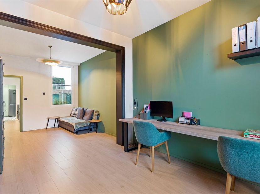 Deze gerenoveerde woning aan de Oude Liersebaan in Duffel biedt de ideale combinatie van ruimte, comfort en een uitstekende locatie. Gelegen tussen Me
