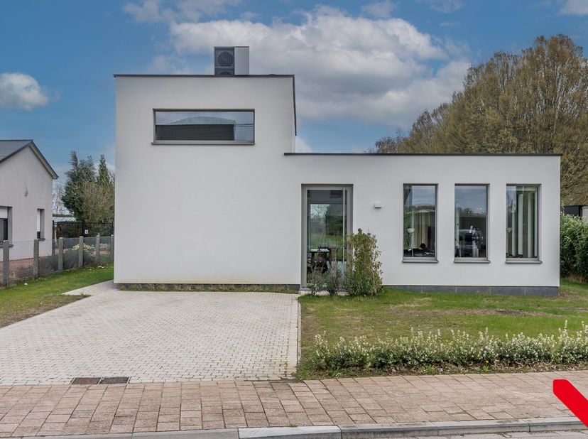 Ontdek deze recent opgeleverde open bebouwde villa in Herent, waar ruimte, licht en energiezuinig wonen centraal staan. Deze eigentijdse woning combin