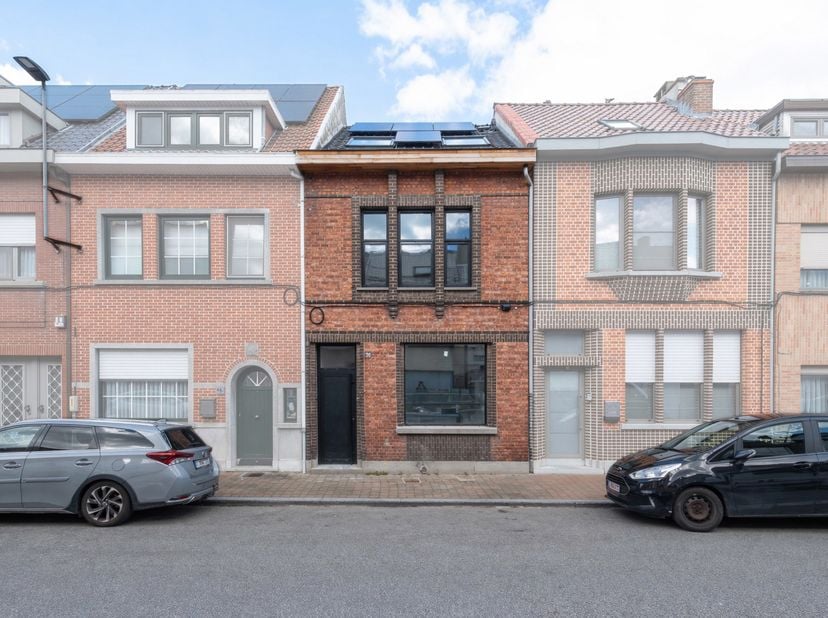 Deze recent gerenoveerde woning is uitstekend gelegen, pal in het centrum van Sint-Niklaas. U profiteert hier van een optimale bereikbaarheid, met all