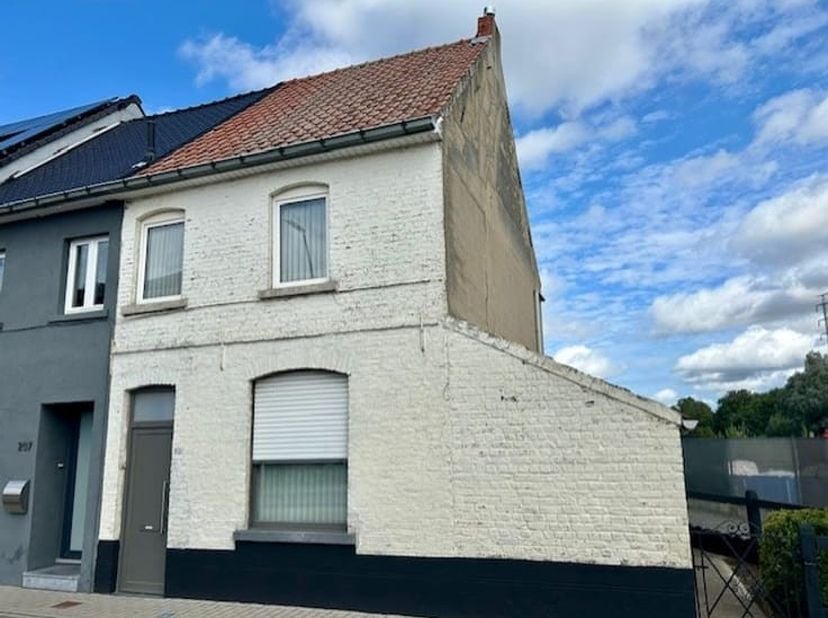 Volledig te verbouwen woning met achteraan&amp;nbsp; zicht op groen!<br />
Op zoek naar een uitdagend renovatieproject? Dit charmante huisje aan de Brakel