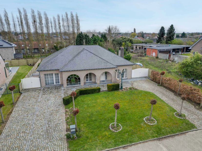 Deze villa ligt op de Borgwormsesteenweg, op een tiental minuten van het centrum van Sint-Truiden en een tiental minuten van de E40. De woning werd in